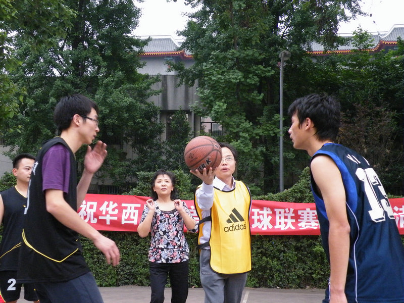 康复医学科(系)举行首届篮球联赛