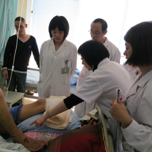 香港理工大学李曾慧平教授前往我院420地震康复病房指导伤员参与作业治疗