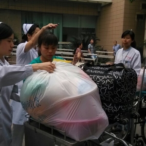 我院36名地震伤员转往温江院区地震综合病房继续康复治疗