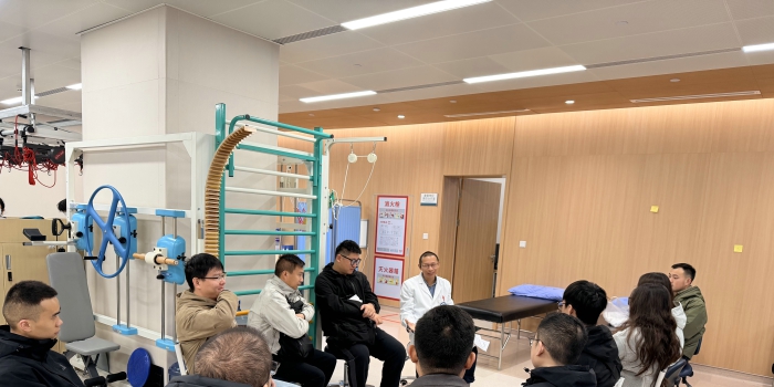 20251201刘沙鑫教授为新入科进修生、规培生等学职人员做入科宣教及思想动员的培训