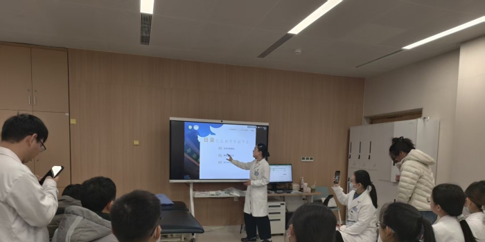 20251224程舒海老师为学职人员进行讲课《基于运动学习理论的步态分析》