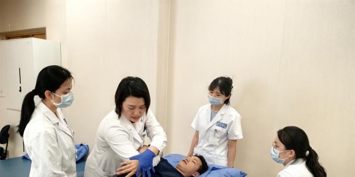 20250509李程老师为学员们授课及临床实操