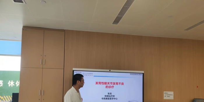 20250521张龙老师与进修生交流