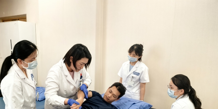 20250509李程老师为学员们授课及临床实操