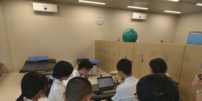 20250801戚世宗老师与进修生交流
