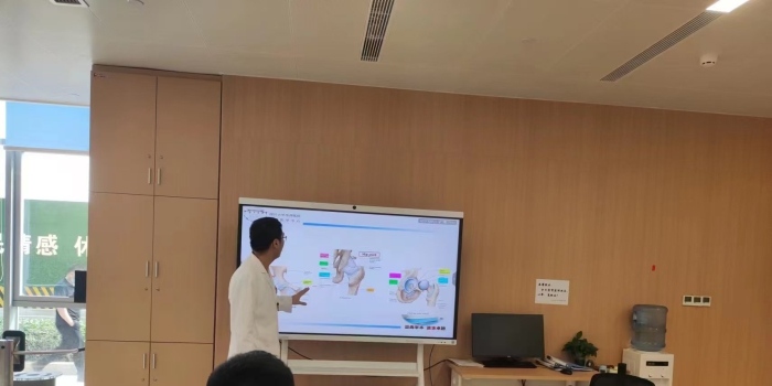 20250521张龙老师与进修生交流