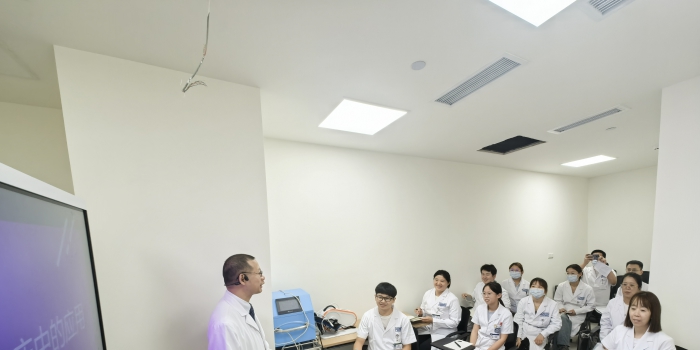 20250904刘沙鑫教授为锦江全体学职人员进行专业分享