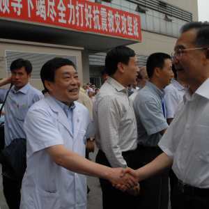 温家宝总理亲切慰问华西医院石应康院长