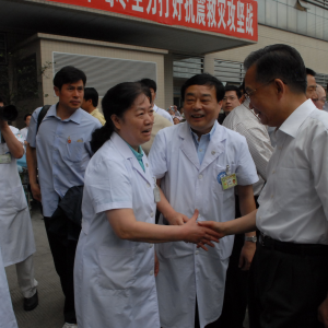 温家宝总理亲切慰问华西医院郑尚维书记
