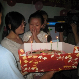 华西医院为地震伤员刘欣怡四岁生日举办联欢会