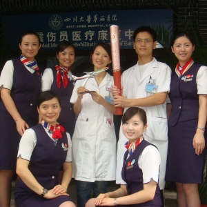 东航空姐访华西医院地震伤员康复中心