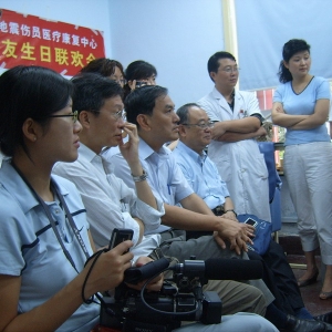 华裔骨科精英助地震伤员“站起来”