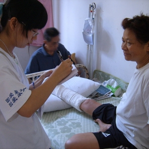 华西医院地震伤员医疗康复中心志愿者