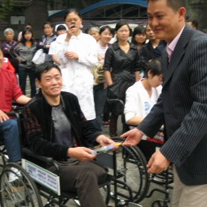 华西为地震伤员举办运动会 残奥会游泳冠军探访加油