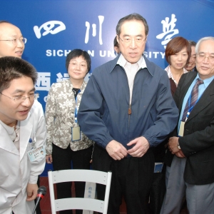 香港特别行政区政务司司长唐英年率团参观访问华西医院