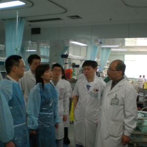 省卫生厅玉树地震伤员康复技术专家指导组成员来我院指导地震伤员康复治疗工作