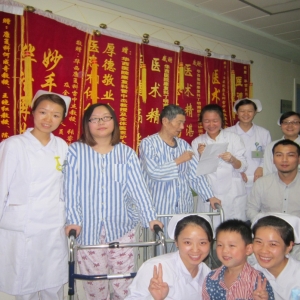 康复医学科的“锦旗走廊”
