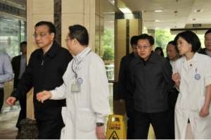 李克强总理来我院看望受灾伤员、慰问医护职工
