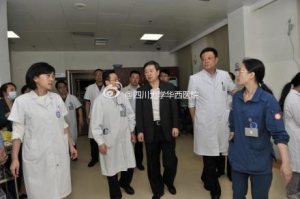 国家卫生与计划生育委员会医政司副司长赵明刚前往我院慰问
