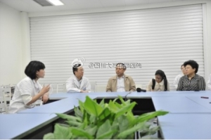 陈文华副省长、卫生厅张祖芸副厅长、四川省食品药品监督管理局副局长徐健康来到我院慰 ...