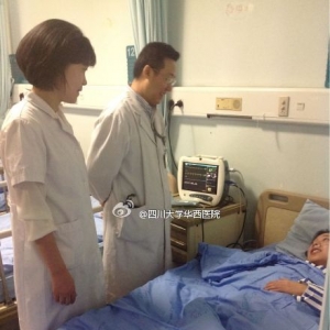 李为民院长和敬静书记到骨科病房看望伤员