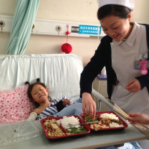 康复医学科从细节出发关心地震小伤员