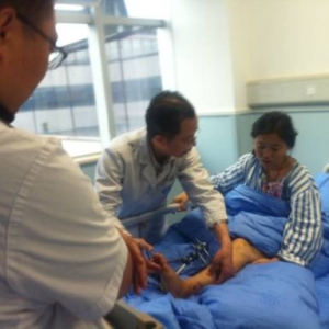 我科主任何成奇教授在温江永宁院区地震综合病房查房