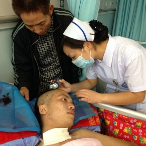 我中心脊髓损伤综合病房护士长为病人剃头受好评