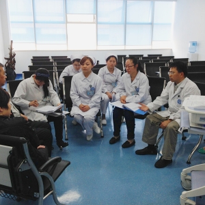 我中心脊髓损伤病房开创“医护治”与家属交谈新模式
