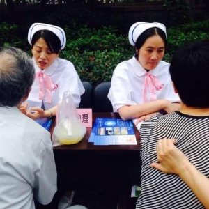 我中心参加“微笑天使、健康相伴”护理专家义诊活动