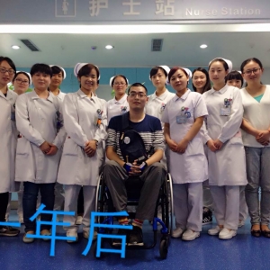 我中心脊髓损伤病房励志病友亲切慰问医务人员