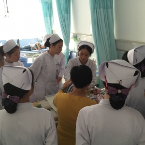 我中心神经康复综合病房组织培训保留尿管的护理技术
