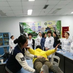我中心王凤英护士长对门诊护理老师进行颈腰椎疾病防病治病知识宣讲