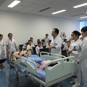 我中心神经康复综合病房实行“医护治患”一体化晨交班模式