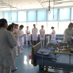 我中心为新入科进修、规培、实习护士进行专科技术操作示范