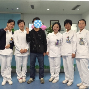 车祸伤患者出院2年后专程感谢我中心医务人员