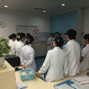 我中心神经康复综合病房利用午间半小时进行护理查房学习