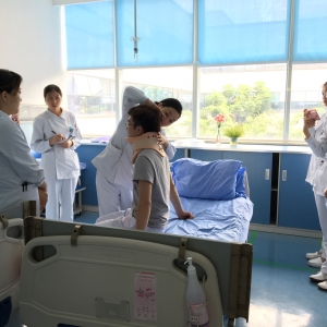 我中心肌肉骨骼病房进行颈椎疾患康复护理SOP操作示范