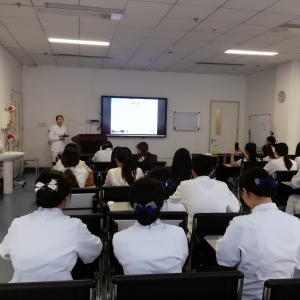 我中心进行护理组"三基三严"讲座培训学习