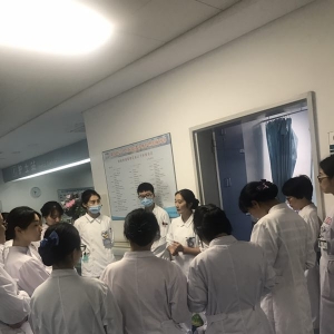 我中心神经康复综合病房王凤英护士长进行保留尿管护理工作经验的分享