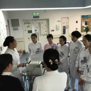 我中心肌肉骨骼病房进行除颤仪的使用操作示范