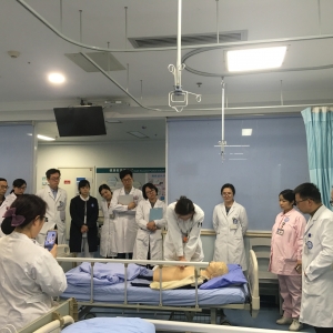 我中心脊髓损伤病房组织进行心肺复苏操作示范