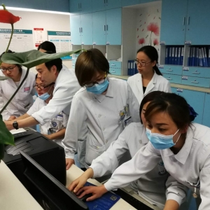 我中心医护团队成功抢救一名多器官功能衰竭的病人