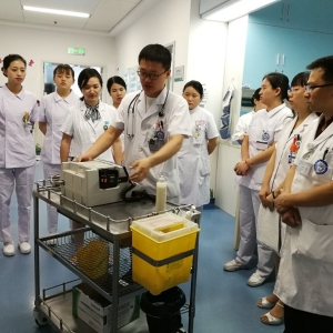 我中心脊髓损伤康复综合病房学习除颤仪的使用