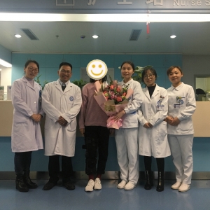 宜宾患者送鲜花贺卡感谢脊髓损伤病房医务人员
