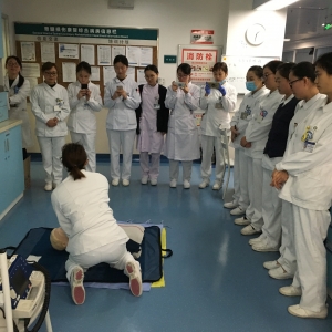 我中心脊髓损伤康复综合病房进行心肺复苏及电击除颤操作示范