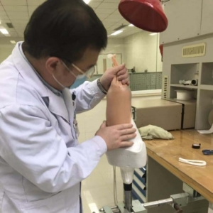 华西假肢矫形中心运用智能仿生技术大腿假肢帮助患者重踏人生路