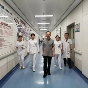 我中心何成奇主任进行科室医疗环境安全大检查