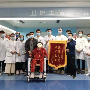 医务人员精心护理促康复  84岁婆婆满怀感恩赠锦旗