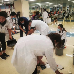 暴雨骤至，治疗室积水！康复科全员化身“排水先锋”